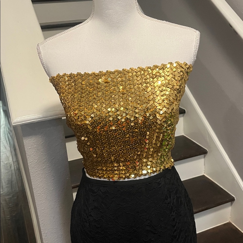 Gold Sequin Strapless Tube Top. Great for the Holiday Season. See photos sizing.